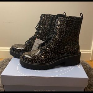 Cute lace up boots!